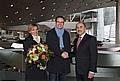 Neben einem Blumenstrauss und einem Gutschein für das Club Restaurant in der BMW Welt, überreichte Wiedemann Eric Schillings zwei VIP-Tickets für exklusive Einblicke bei der Wiedereröffnungsfeier des BMW Museums am 19. Juni 2008. Foto: BMW AG